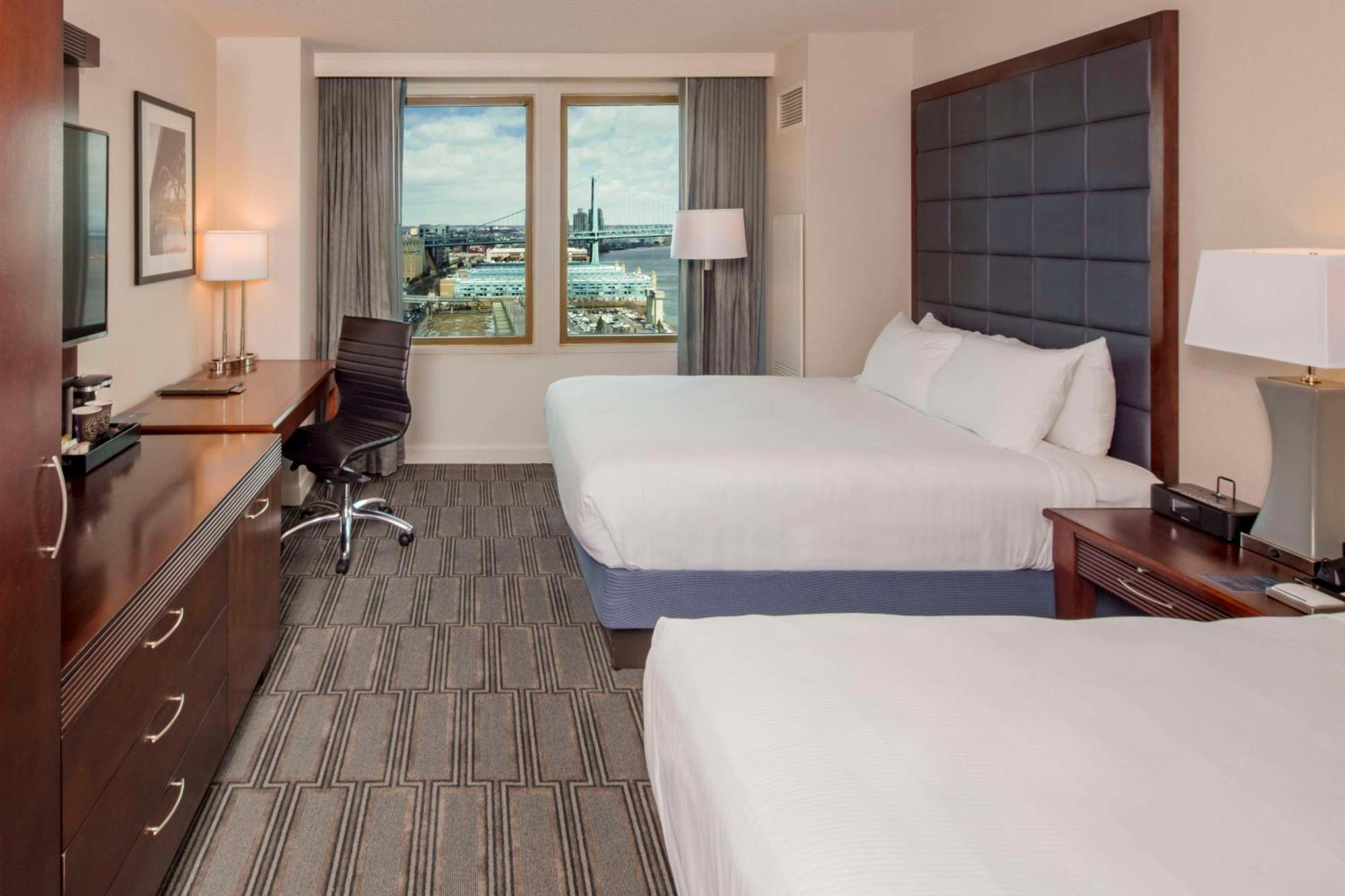 Hotel Hilton At Penn's Landing 4*