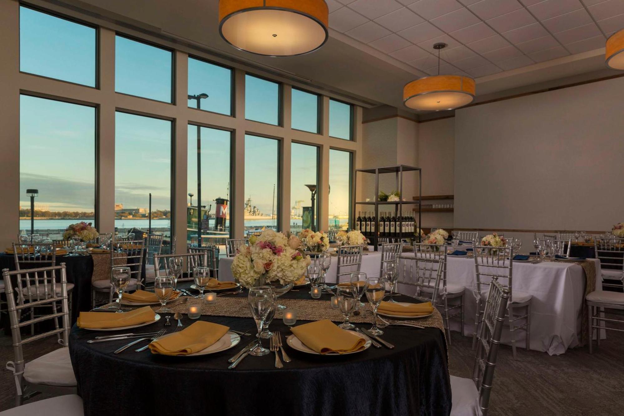 Hilton At Penn's Landing 4*